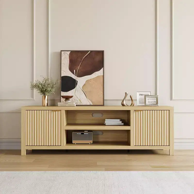 Meuble TV cannelé pour 80 po, Meuble de divertissement moderne avec rangement, Meuble console multimédia en bois avec porte cannelée et poignée dorée, Chêne naturel