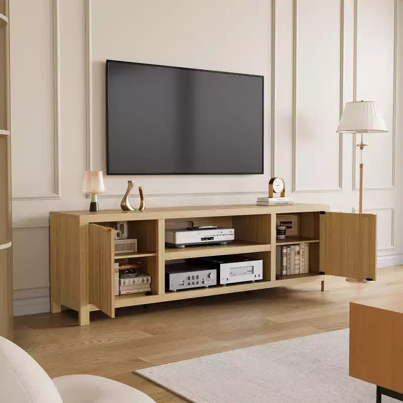 Meuble TV cannelé pour 80 po, Meuble de divertissement moderne avec rangement, Meuble console multimédia en bois avec porte cannelée et poignée dorée, Chêne naturel