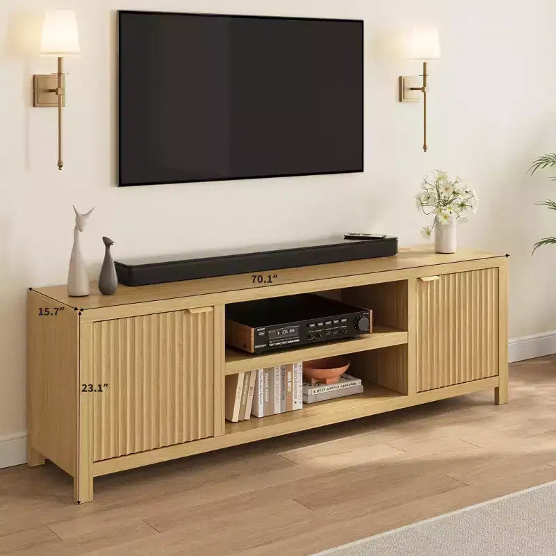 Meuble TV cannelé pour 80 po, Meuble de divertissement moderne avec rangement, Meuble console multimédia en bois avec porte cannelée et poignée dorée, Chêne naturel