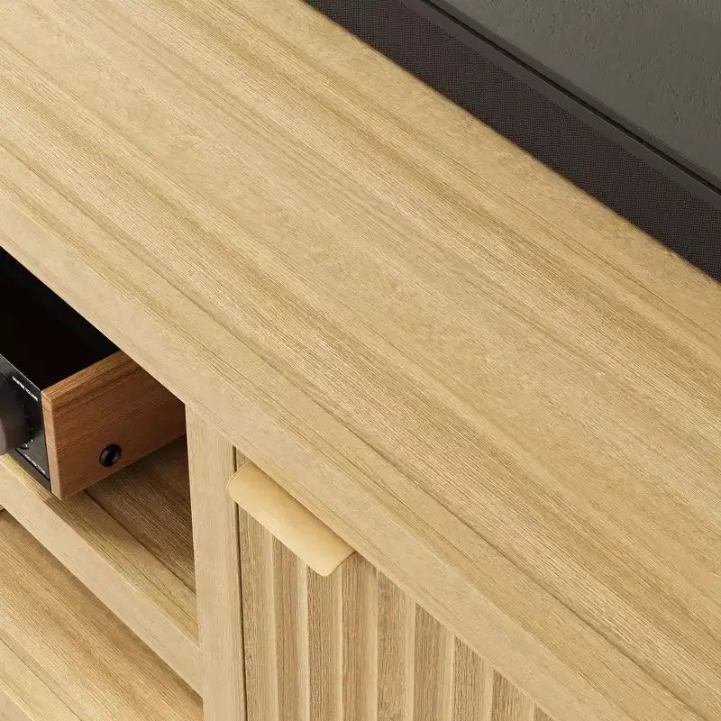 Meuble TV cannelé pour 80 po, Meuble de divertissement moderne avec rangement, Meuble console multimédia en bois avec porte cannelée et poignée dorée, Chêne naturel