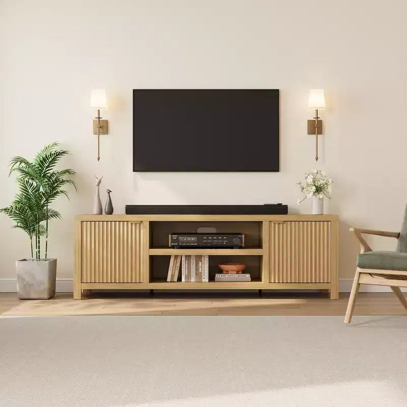 Meuble TV cannelé pour 80 po, Meuble de divertissement moderne avec rangement, Meuble console multimédia en bois avec porte cannelée et poignée dorée, Chêne naturel